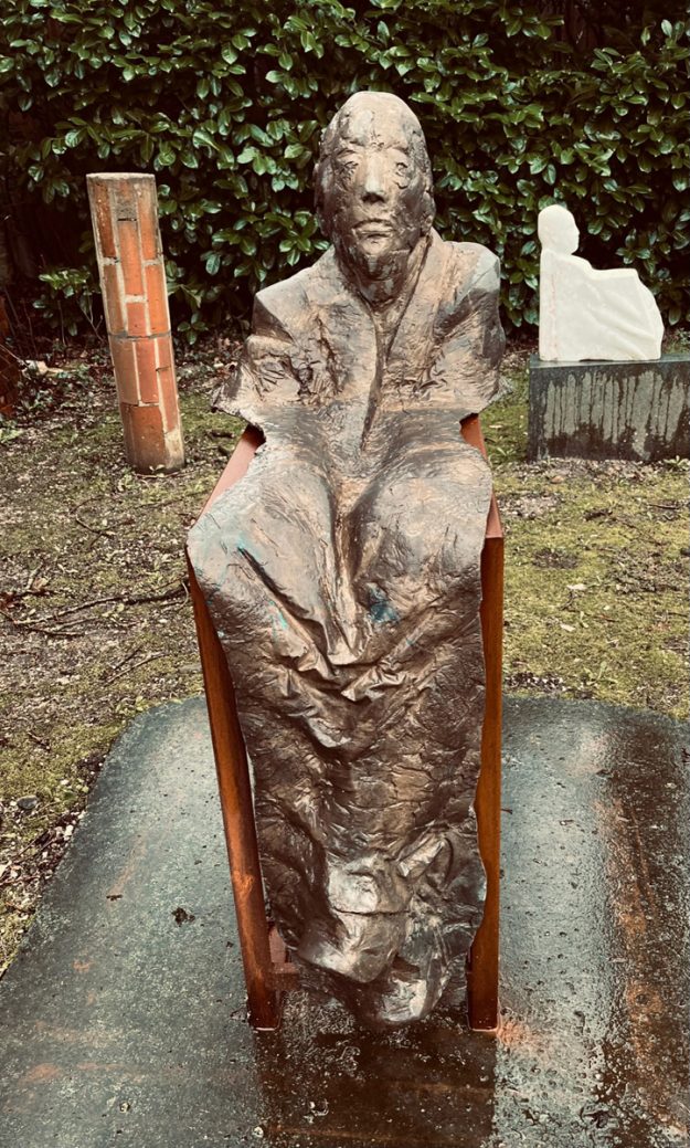 Mit Würde Bronzeguss, Stahl